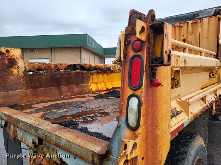 image for item LR9131 2001 International 4900  dump truck