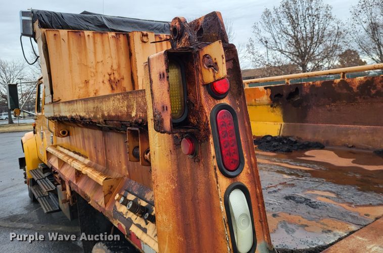 image for item LR9131 2001 International 4900  dump truck