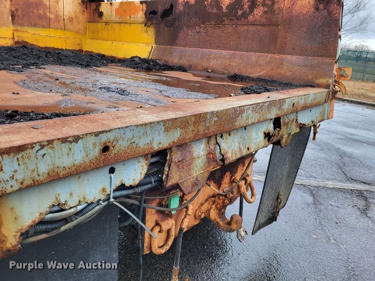 image for item LR9131 2001 International 4900  dump truck