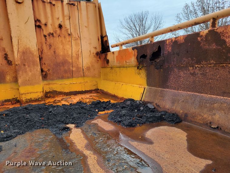 image for item LR9131 2001 International 4900  dump truck