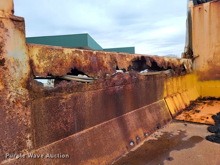 image for item LR9131 2001 International 4900  dump truck