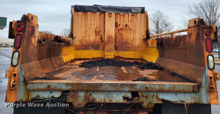 image for item LR9131 2001 International 4900  dump truck