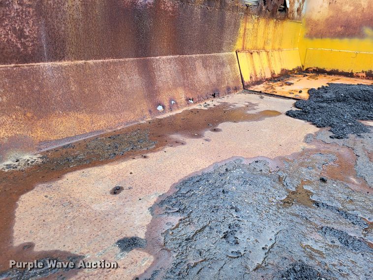 image for item LR9131 2001 International 4900  dump truck