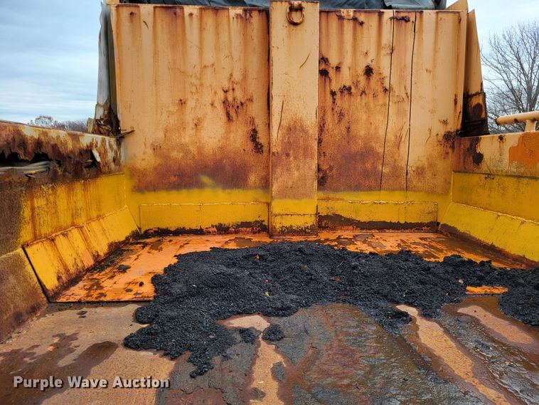 image for item LR9131 2001 International 4900  dump truck