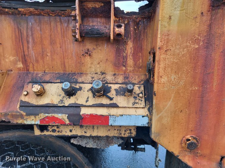 image for item LR9131 2001 International 4900  dump truck