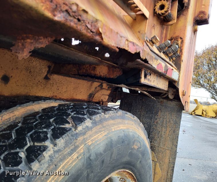 image for item LR9131 2001 International 4900  dump truck