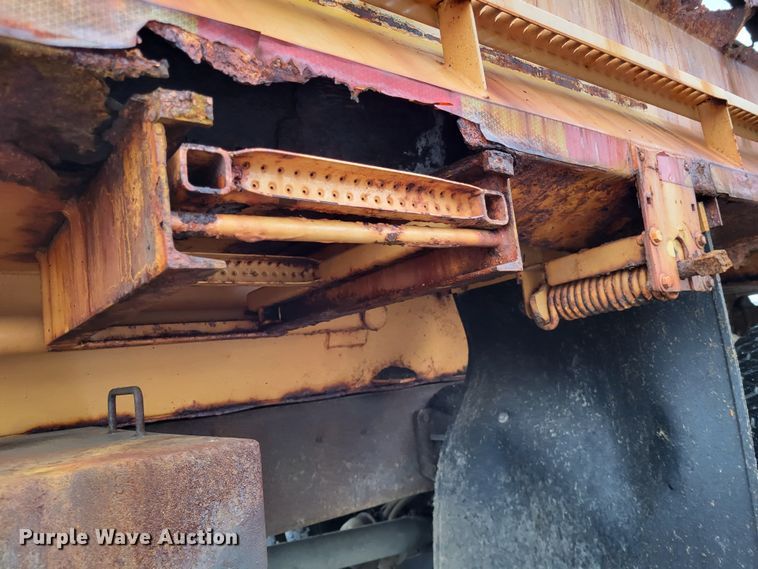 image for item LR9131 2001 International 4900  dump truck