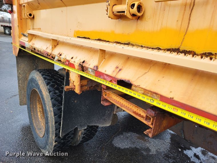 image for item LR9131 2001 International 4900  dump truck