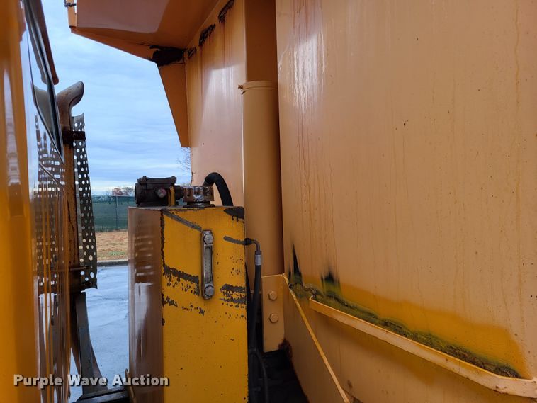 image for item LR9131 2001 International 4900  dump truck