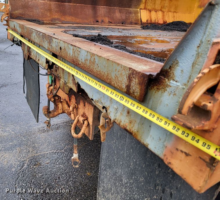 image for item LR9131 2001 International 4900  dump truck