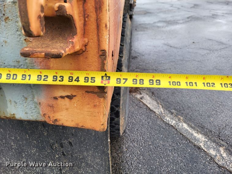 image for item LR9131 2001 International 4900  dump truck