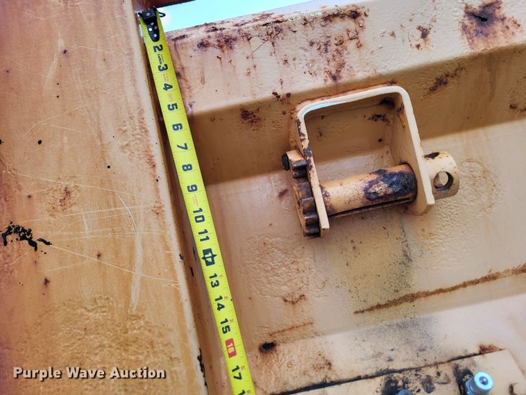 image for item LR9131 2001 International 4900  dump truck