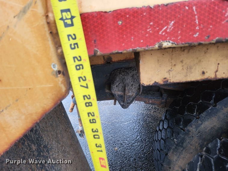 image for item LR9131 2001 International 4900  dump truck