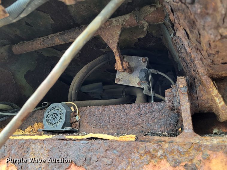 image for item LR9131 2001 International 4900  dump truck