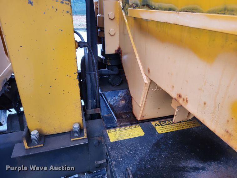 image for item LR9131 2001 International 4900  dump truck