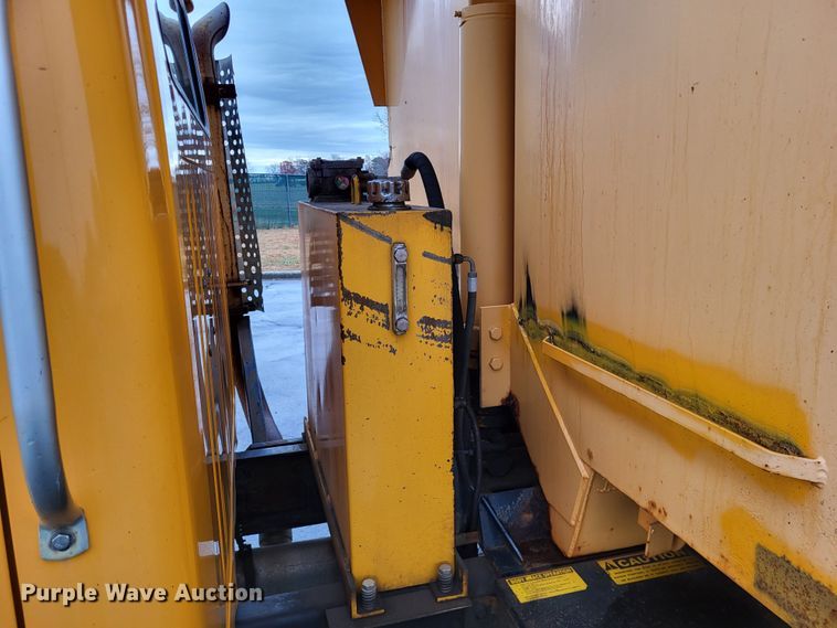 image for item LR9131 2001 International 4900  dump truck