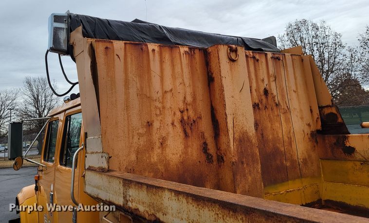 image for item LR9131 2001 International 4900  dump truck