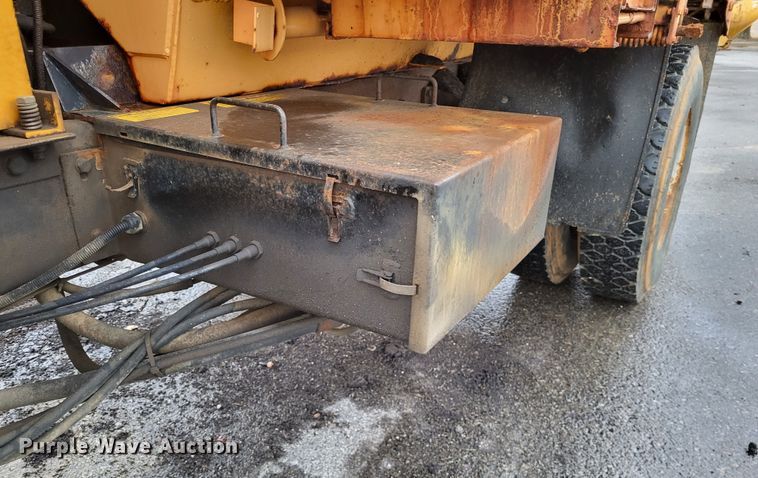 image for item LR9131 2001 International 4900  dump truck