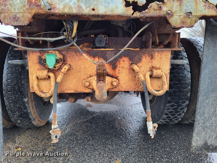 image for item LR9131 2001 International 4900  dump truck