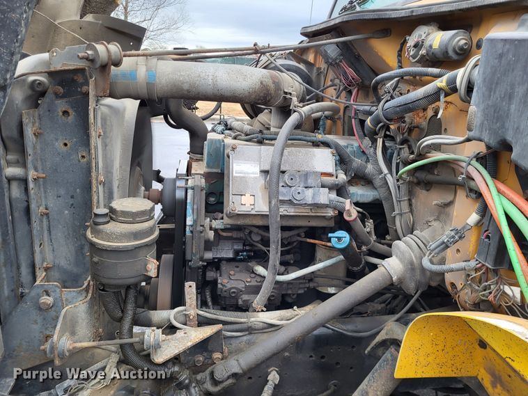 image for item LR9131 2001 International 4900  dump truck