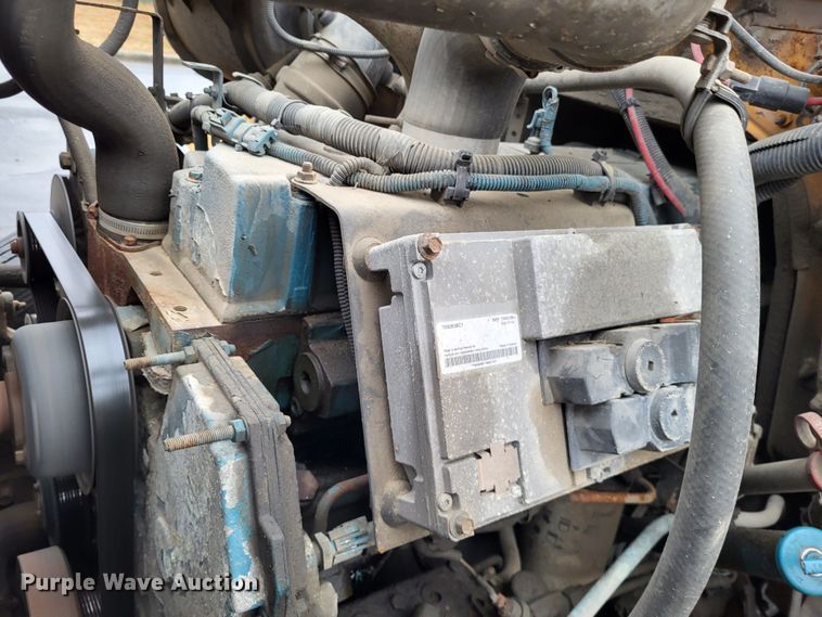 image for item LR9131 2001 International 4900  dump truck