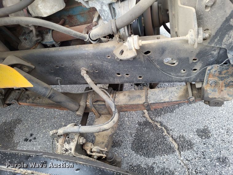 image for item LR9131 2001 International 4900  dump truck