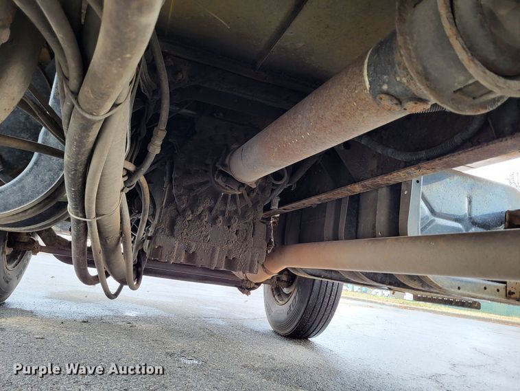 image for item LR9131 2001 International 4900  dump truck