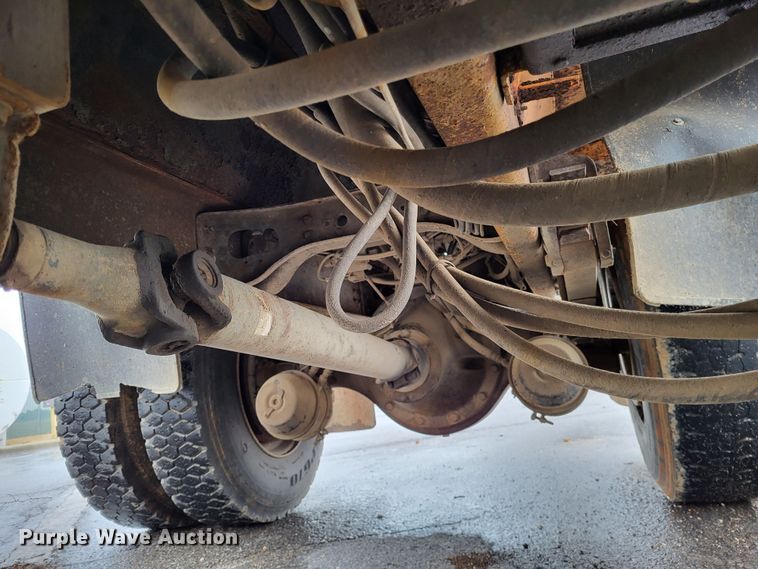 image for item LR9131 2001 International 4900  dump truck