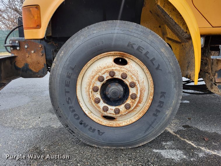 image for item LR9131 2001 International 4900  dump truck