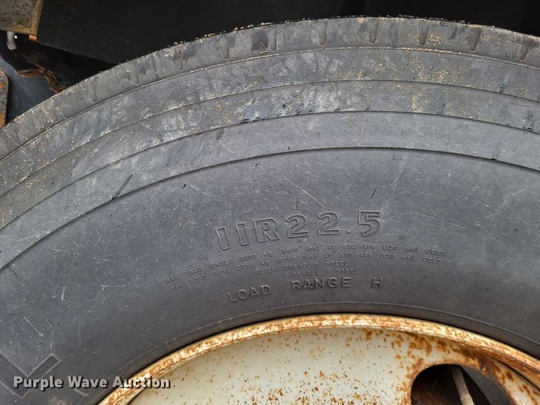 image for item LR9131 2001 International 4900  dump truck