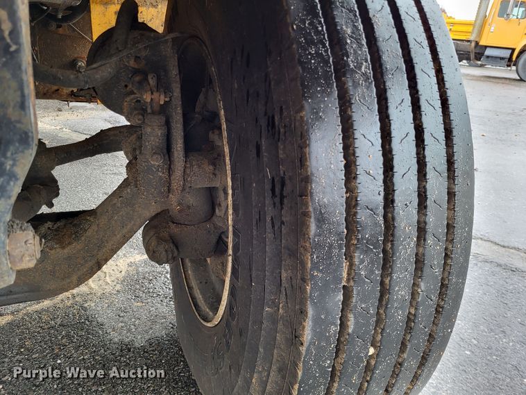 image for item LR9131 2001 International 4900  dump truck