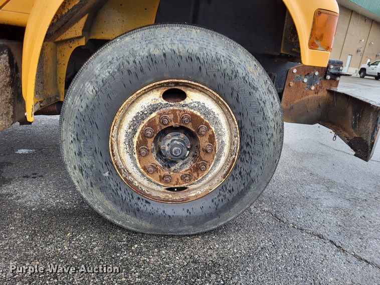 image for item LR9131 2001 International 4900  dump truck