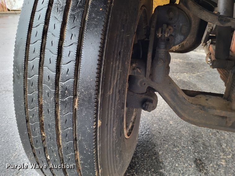 image for item LR9131 2001 International 4900  dump truck