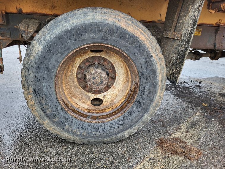 image for item LR9131 2001 International 4900  dump truck