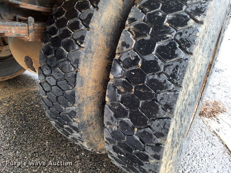 image for item LR9131 2001 International 4900  dump truck