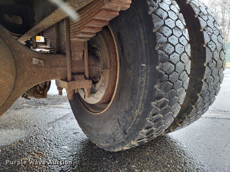 image for item LR9131 2001 International 4900  dump truck