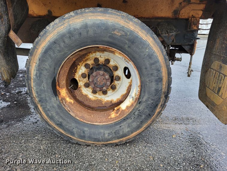 image for item LR9131 2001 International 4900  dump truck