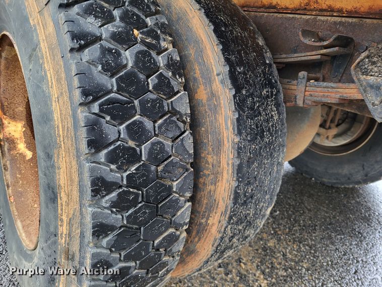 image for item LR9131 2001 International 4900  dump truck