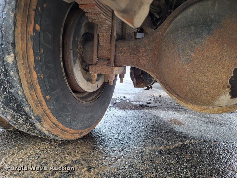 image for item LR9131 2001 International 4900  dump truck