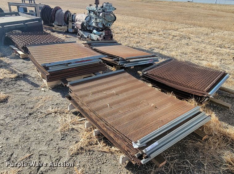 image for item ME9576 Approximately 60 pieces of screen decking