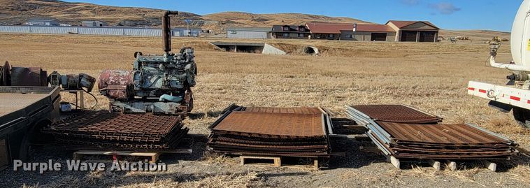 image for item ME9576 Approximately 60 pieces of screen decking