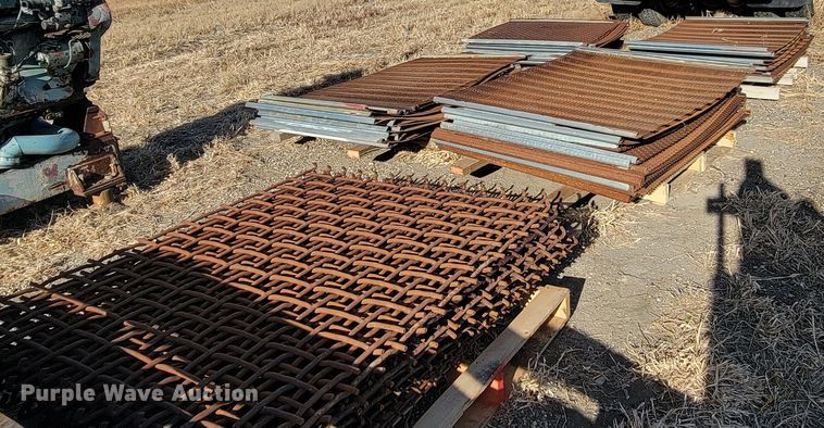 image for item ME9576 Approximately 60 pieces of screen decking