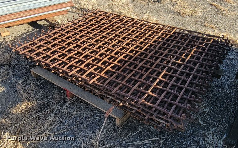 image for item ME9576 Approximately 60 pieces of screen decking