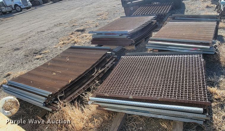 image for item ME9576 Approximately 60 pieces of screen decking