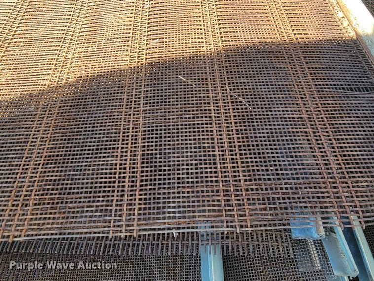 image for item ME9576 Approximately 60 pieces of screen decking