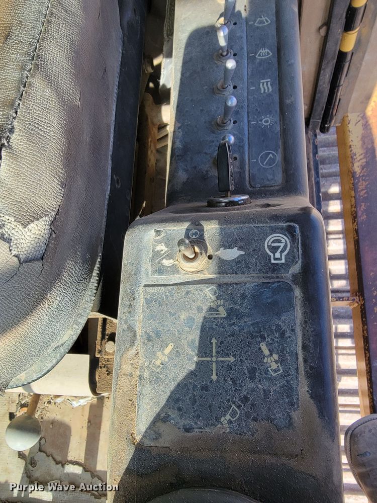 image for item ME9577 1988 Caterpillar 215C LC  excavator