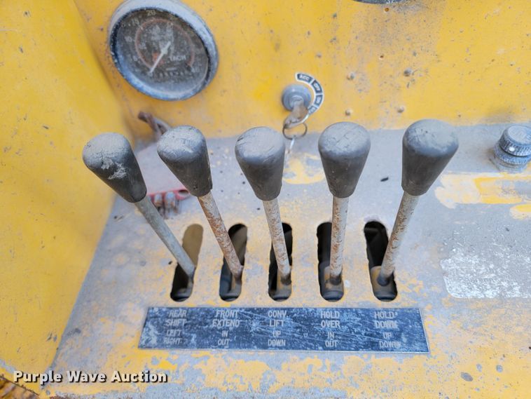 image for item ME9579 1990 Gomaco Commander III GT6300  slip form paver