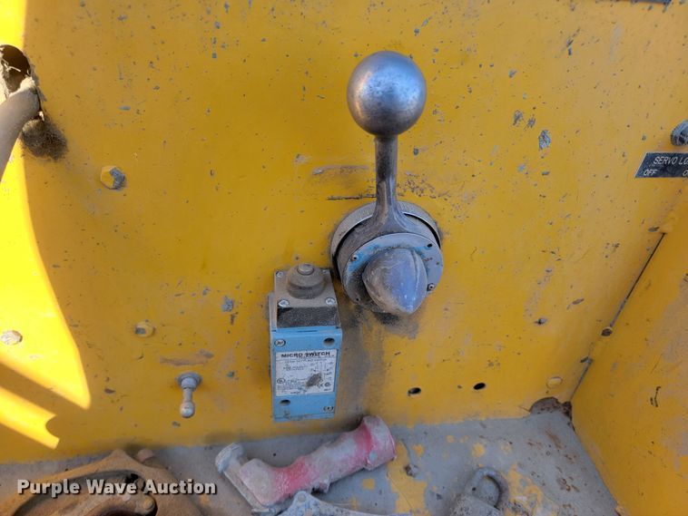 image for item ME9579 1990 Gomaco Commander III GT6300  slip form paver