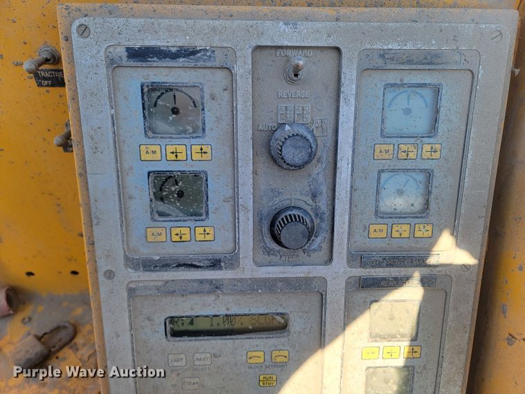 image for item ME9579 1990 Gomaco Commander III GT6300  slip form paver