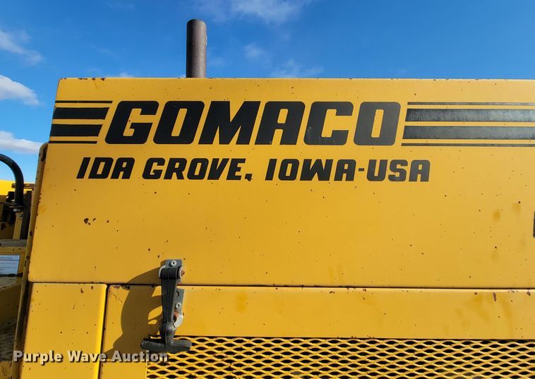 image for item ME9579 1990 Gomaco Commander III GT6300  slip form paver